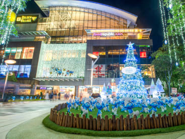 A sea of Smurfs awaits at City Green Park, providing the perfect backdrop for your festive photos. Photos: CDL Malls